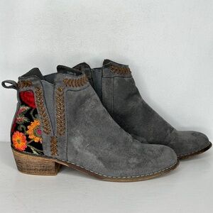 Tiara Topa-5 Gray Faux Suede‎ Embroidered Ankle Booties Boho Chic Sz 6.5